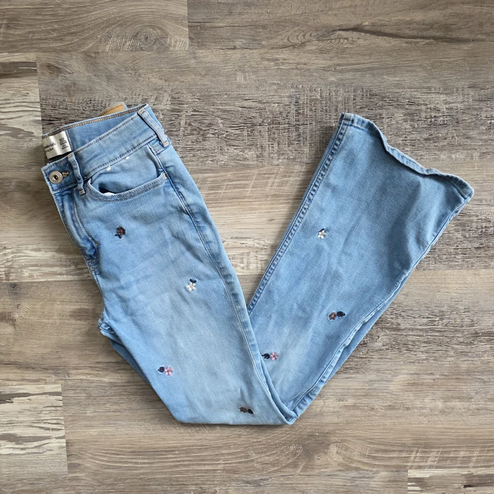 abercrombie kids High Rise Flare Jeans with Embroidered Flowers Size 11/12 R